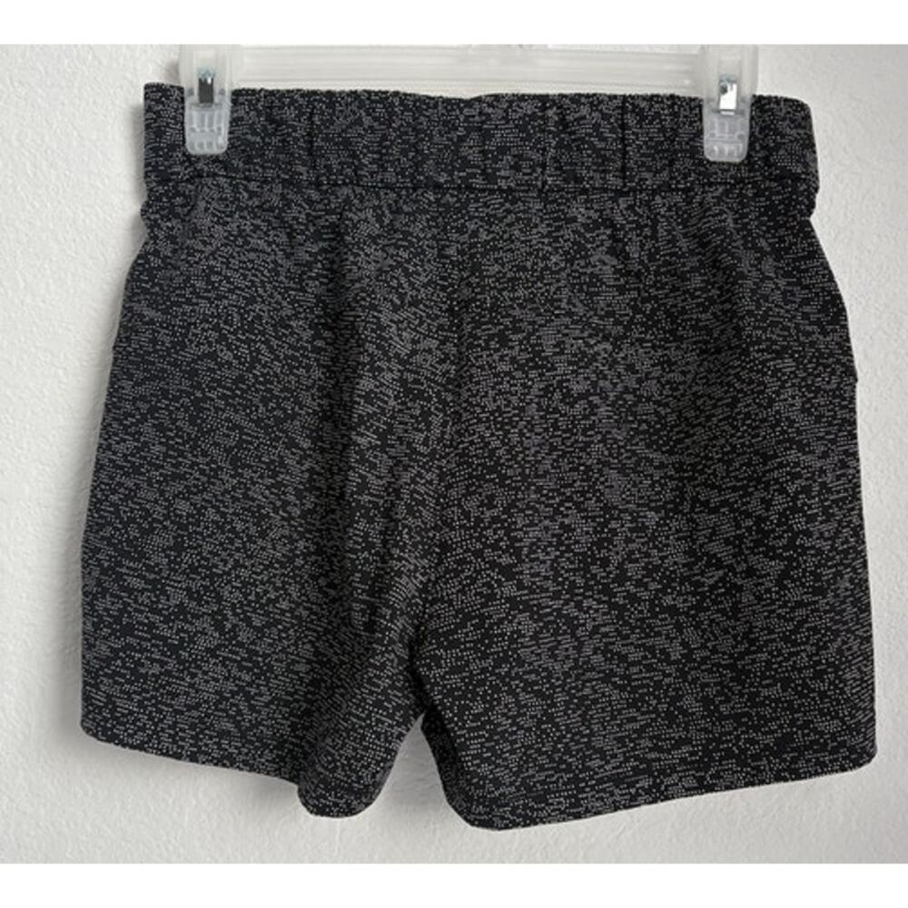NWOT Womens Lululemon On The Fly Short (2.5") Size 4 - Picture 3 of 6
